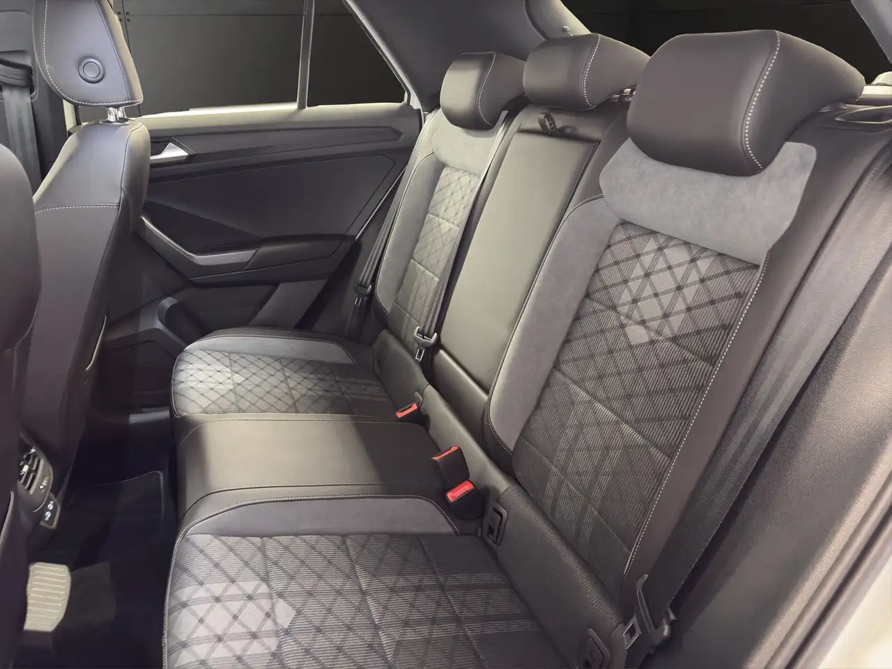 Volkswagen T-Roc 1.0 TSI R-Line ACC+LED+DAB+AppConnect — Vehicle gallery 13