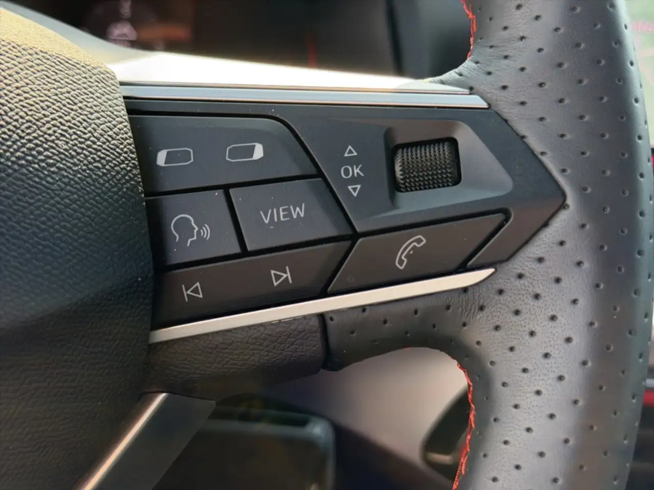 SEAT Arona 1.0 TSI DSG FR NAVI LED KAMERA FULL LINK PDC DAB S — Galería del vehículo 23