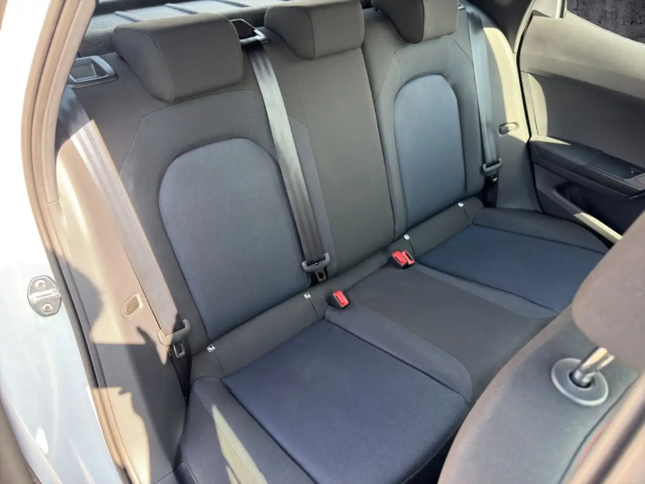 SEAT Arona 1.0 TSI DSG FR NAVI LED KAMERA FULL LINK PDC DAB S — Galería del vehículo 30