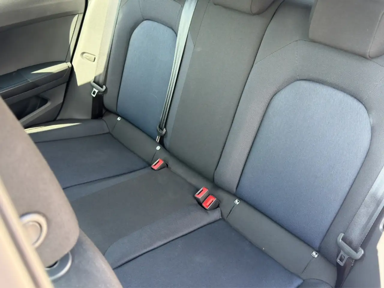 SEAT Arona 1.0 TSI DSG FR NAVI LED KAMERA FULL LINK PDC DAB S — Galería del vehículo 29