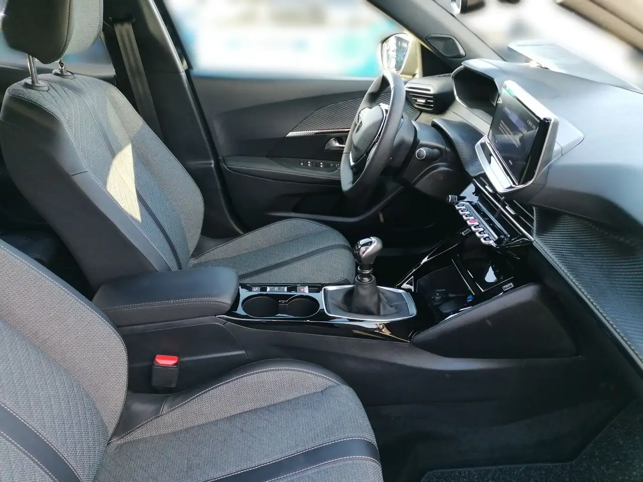 Peugeot 2008 1.2 PureTech 100 Allure LED PDC KlimaA — Vehicle gallery 13