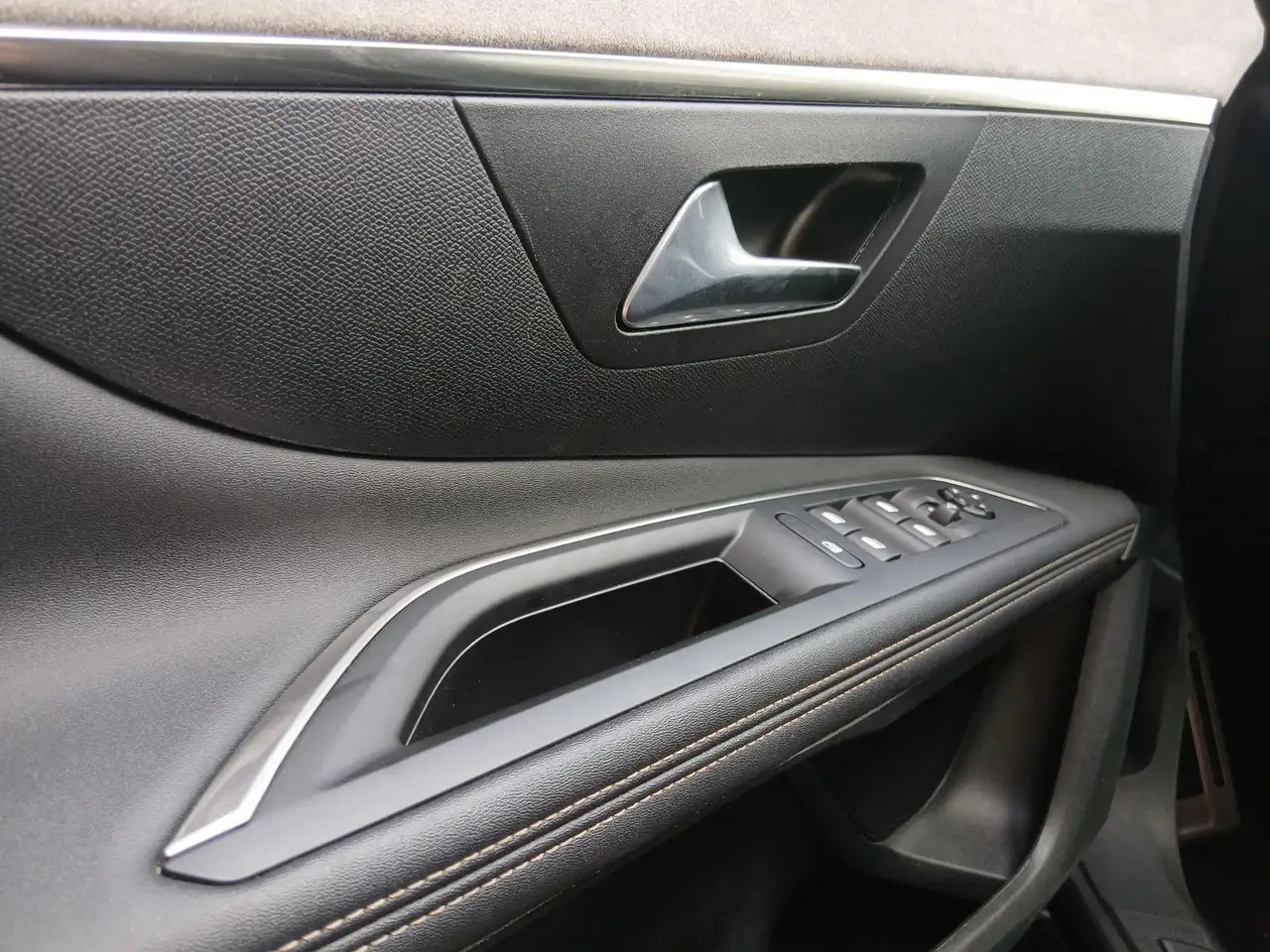 Peugeot 3008 +Rück/Frontkamera+AppleCarplay+GanzjahresR. — معرض صور السيارة 9