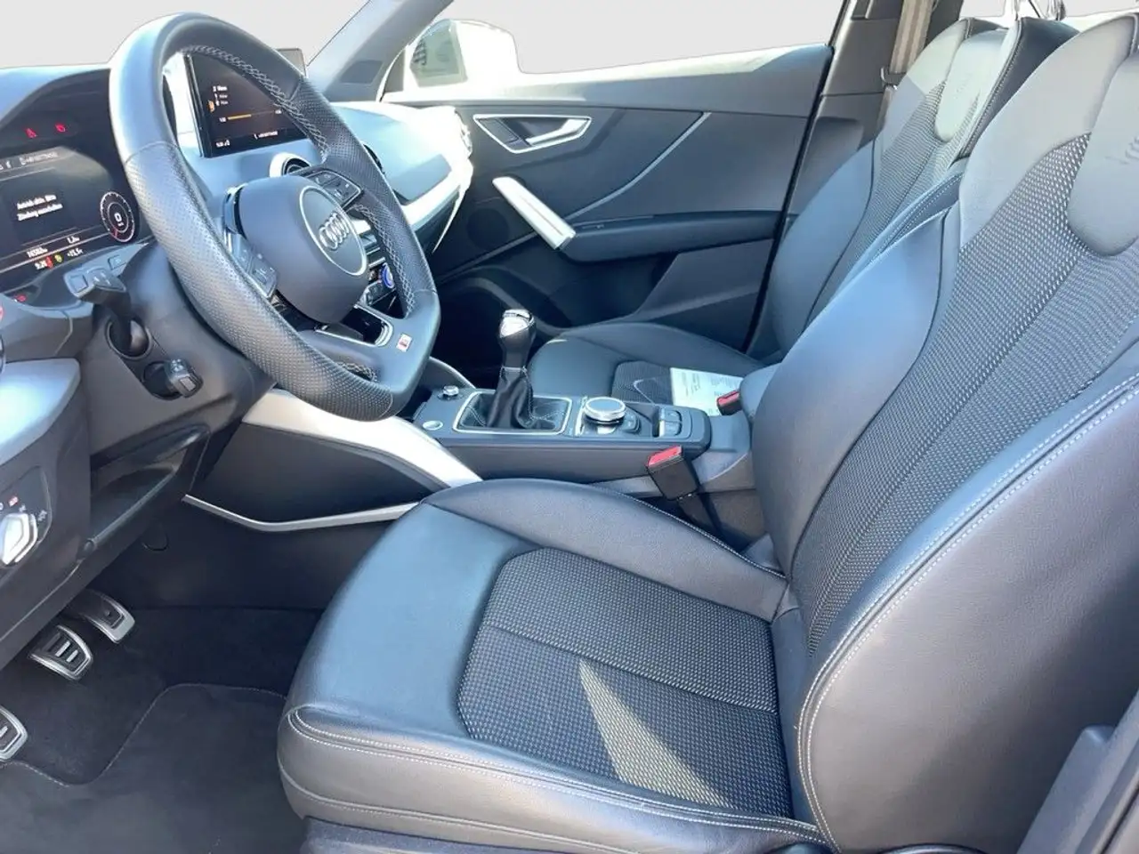 Audi Q2 35 TFSI S line Matrix AHK Klimaaut. Sitzhz. V — Vehicle gallery 11