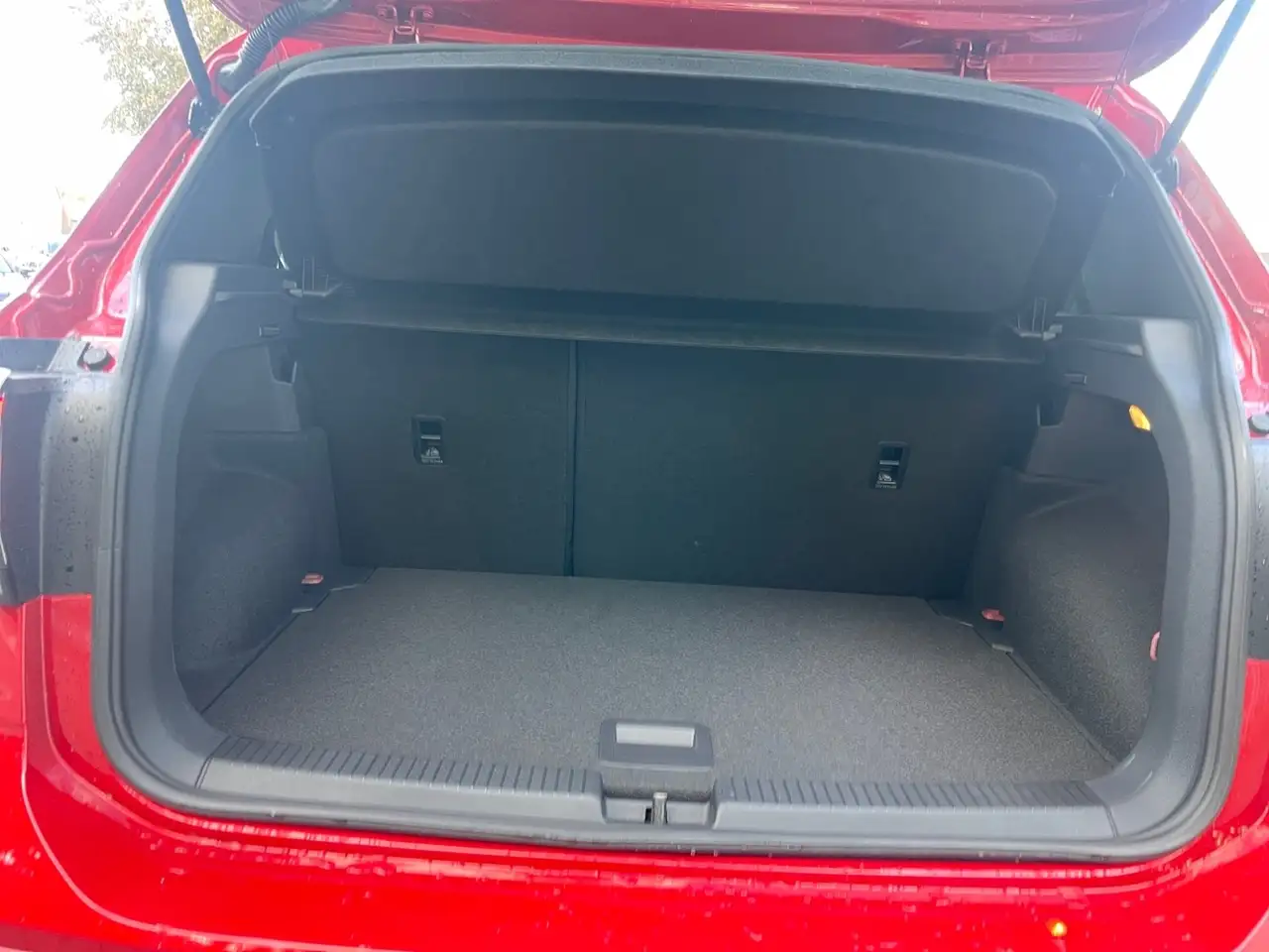 Volkswagen T-Cross 1.5 TSI DSG R Line *AHK*IQ.DRIVE*BEATS*NAVI PRO* — Vehicle gallery 16