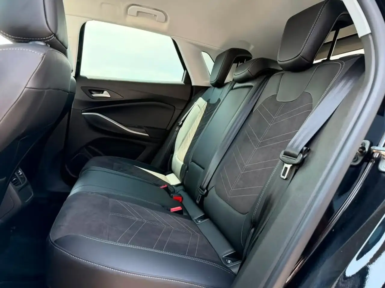 Opel Grandland X GRANDLAND GS 1.2 TUR 48V HYBRID *ALCANTARA* — معرض صور السيارة 10
