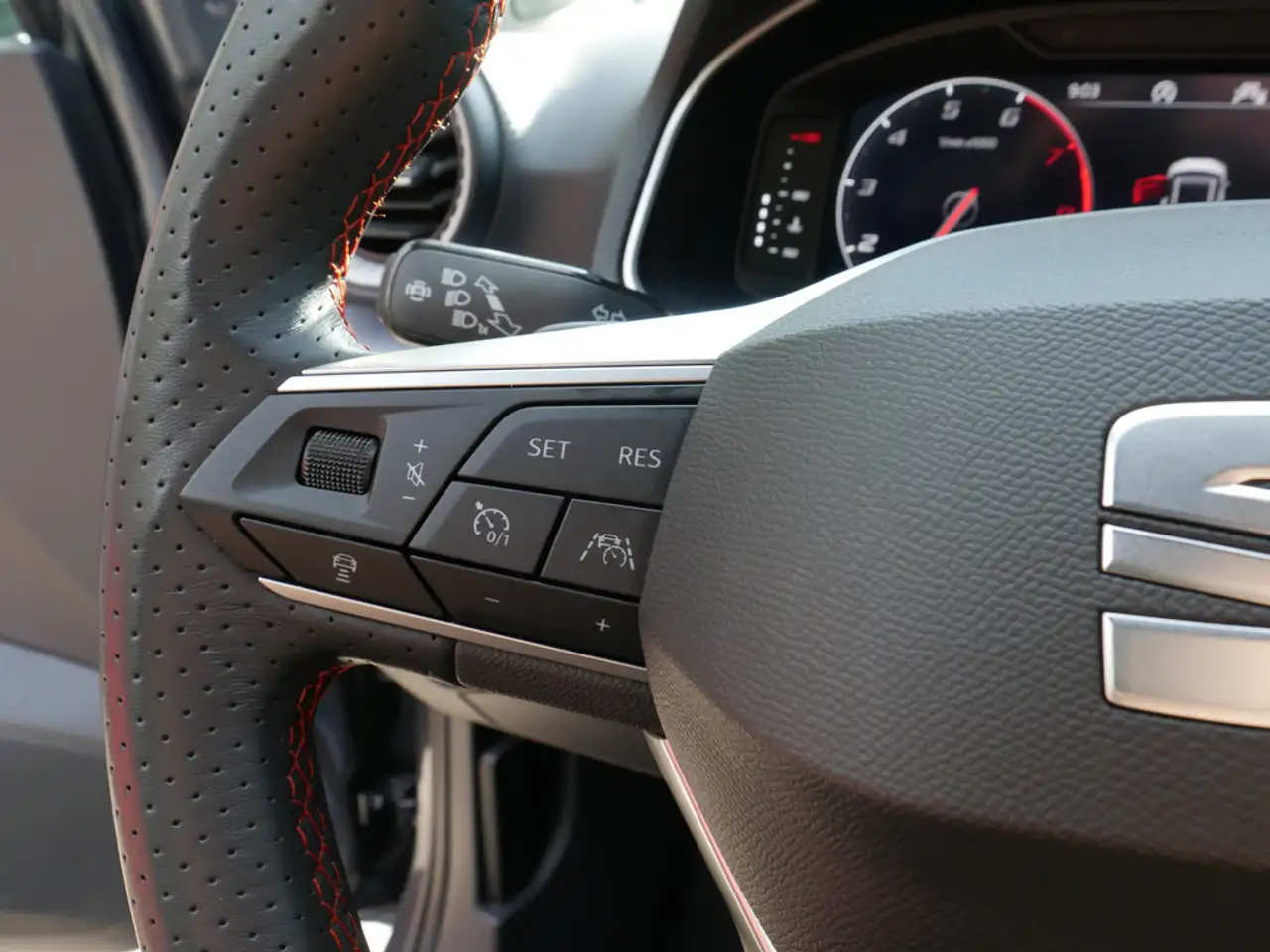 SEAT Arona 1.0 TSI FR DSG SHZ NAVI ACC FACEL. LED — Galería del vehículo 18