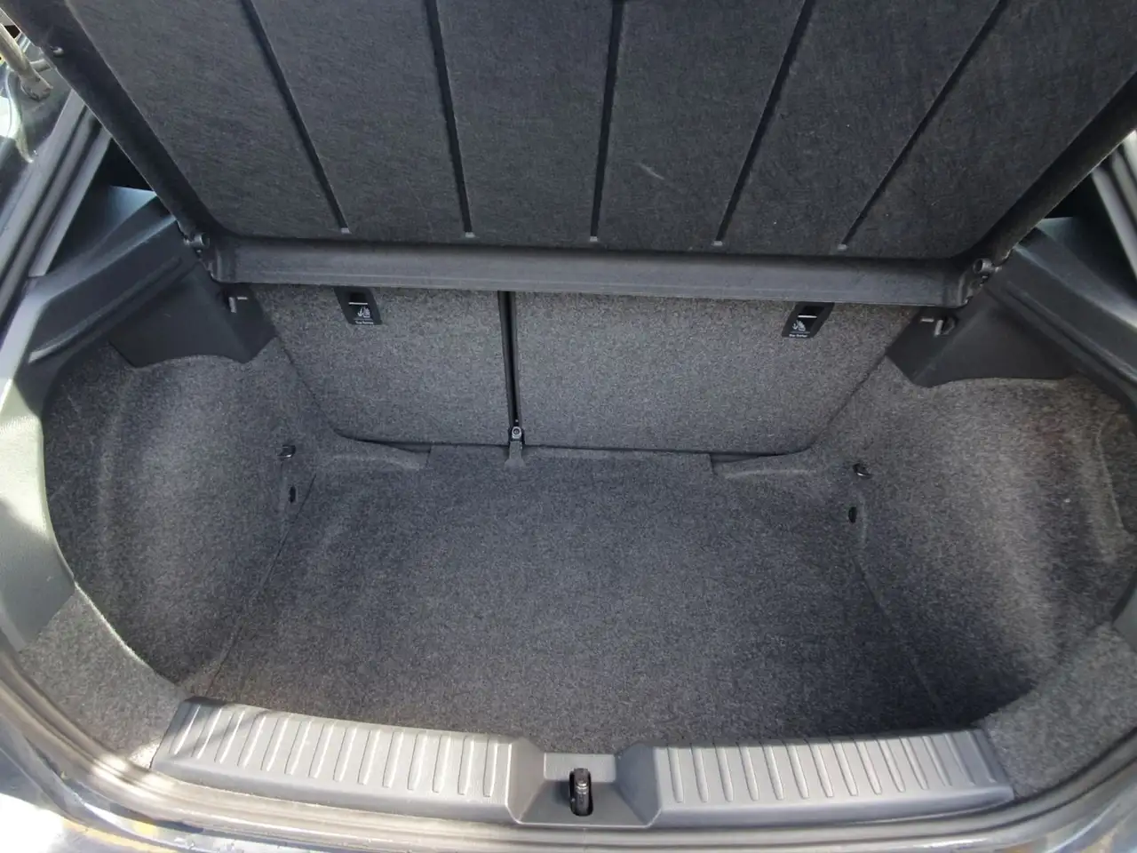 SEAT Ibiza 1.0 TSI FR Allwetterreifen Einparkhilfekam — معرض صور السيارة 18