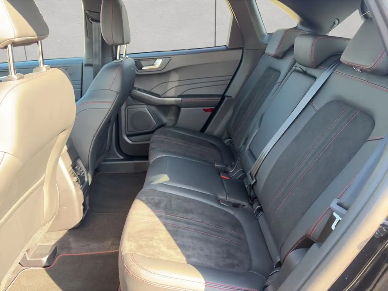 Ford Kuga 2.5 Duratec FHEV ST-LINE X — Vehicle gallery 17