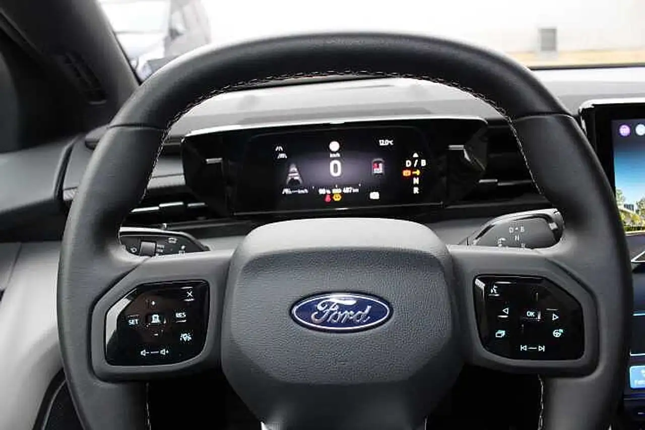 Ford Explorer Premium 77kWh Range Ext. RWD PANO AHK — Galería del vehículo 8