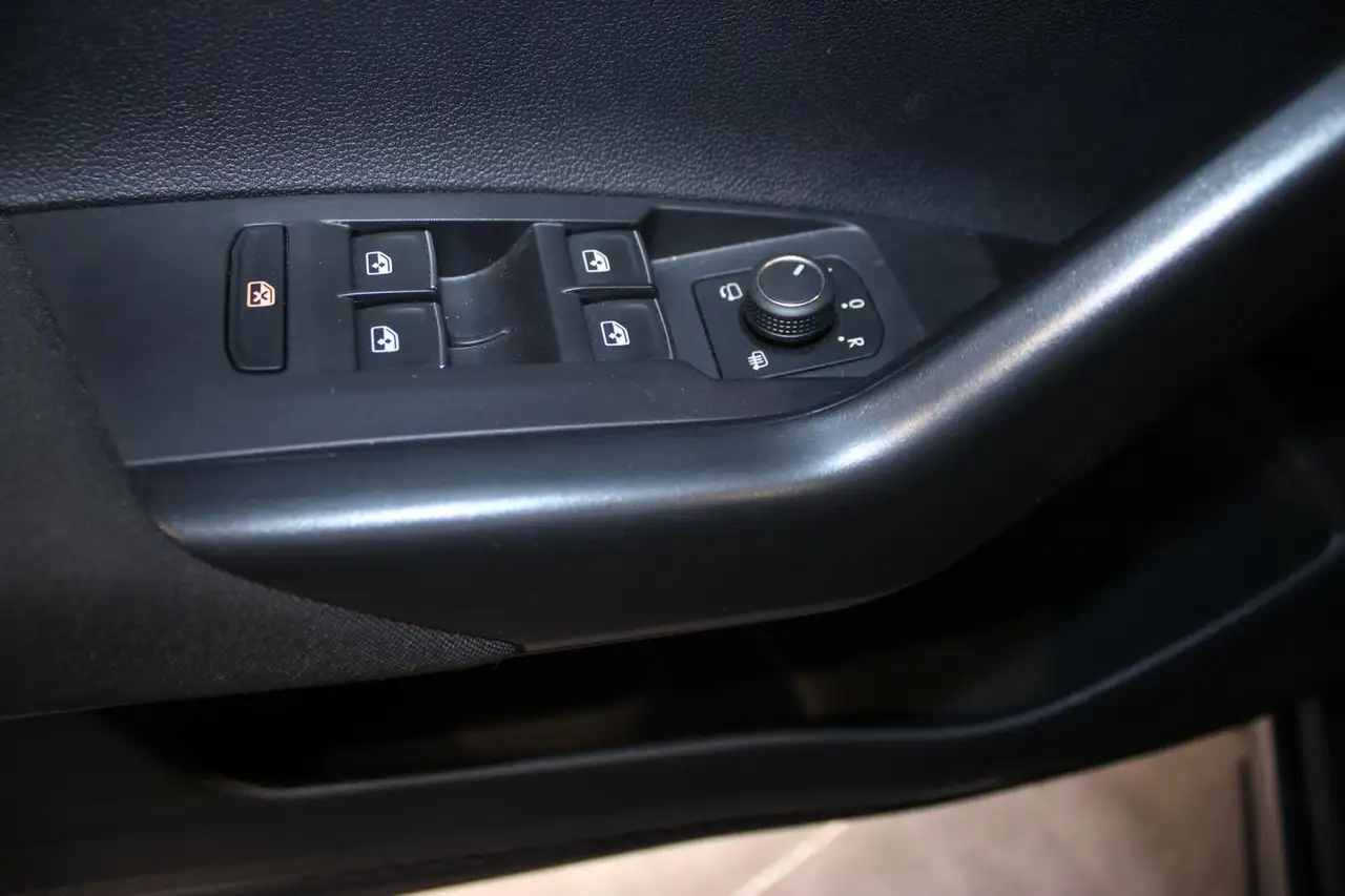 Volkswagen Taigo 1.0 TSI R-LINE IQ-MATRIX LED ACC KEYLESS — Galería del vehículo 15