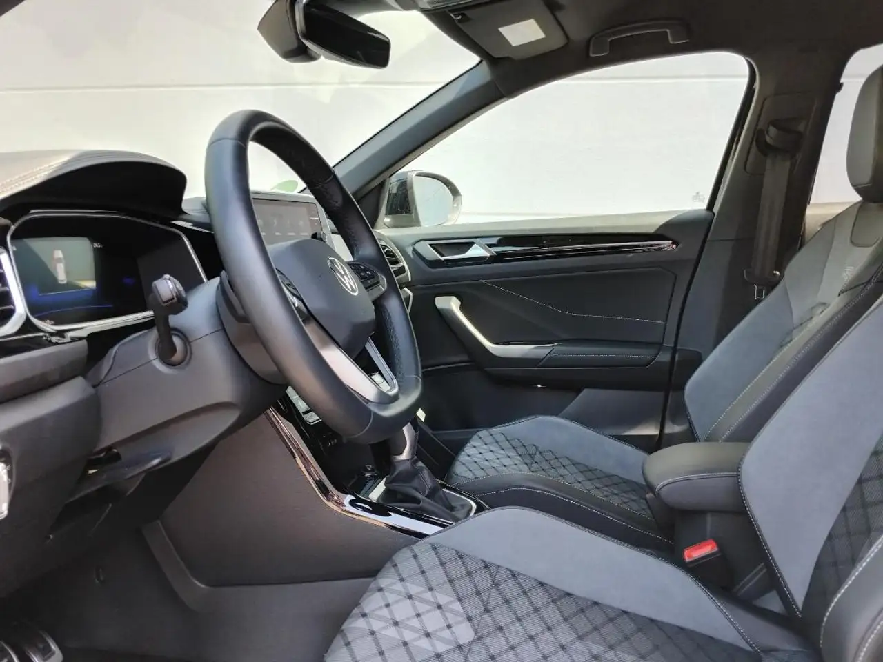 Volkswagen T-Roc R-Line — معرض صور السيارة 6