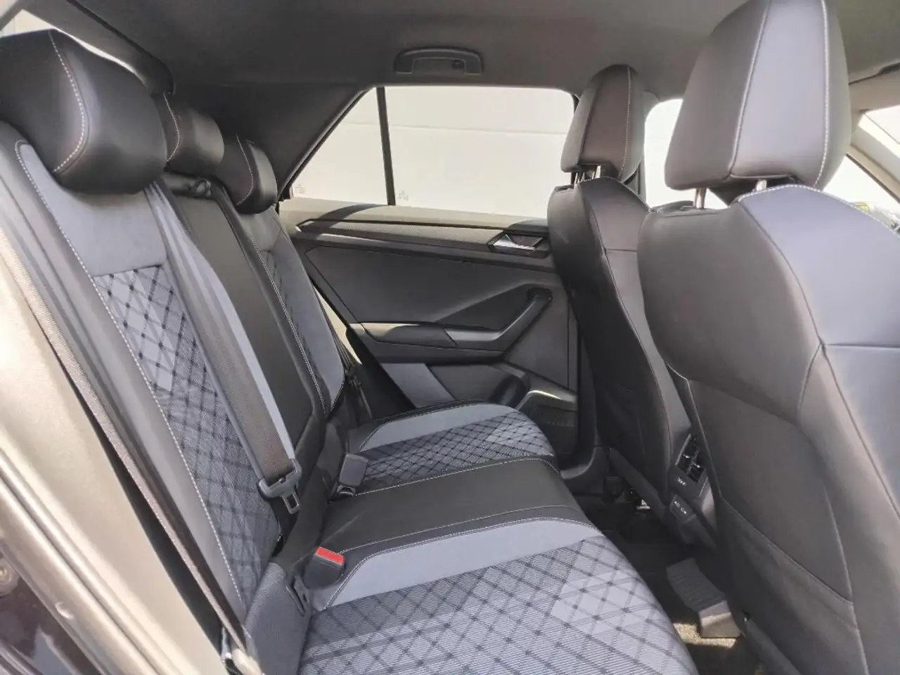 Volkswagen T-Roc R-Line — معرض صور السيارة 11