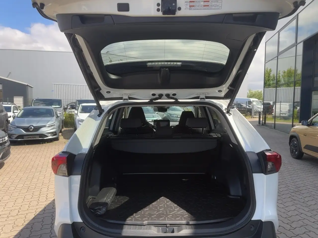 Toyota RAV4 2.5 VVT-i Hybrid Team Deutschland 4x4*AHK*SHZ* — Vehicle gallery 13