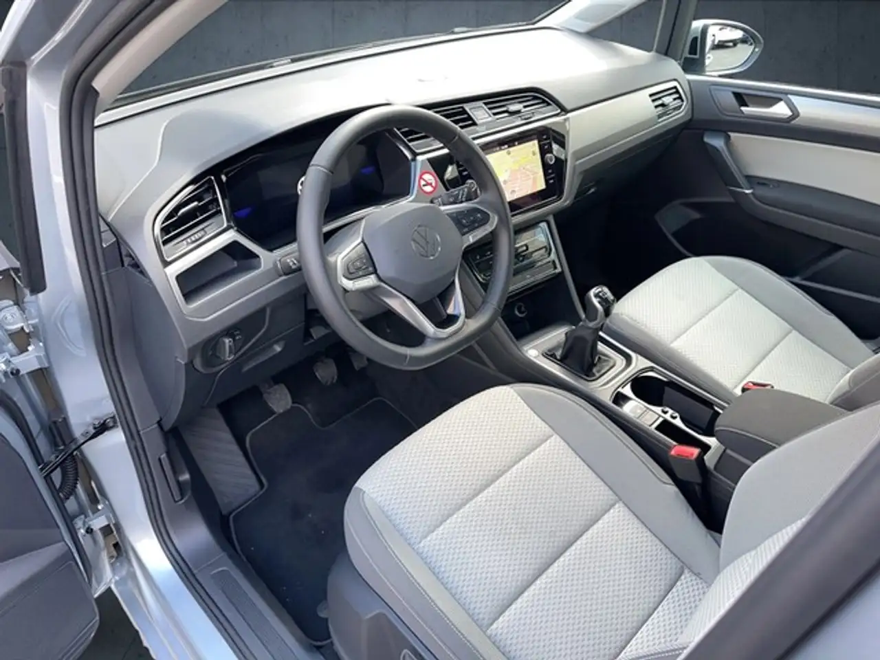 Volkswagen Touran 1.5 TSI Comfortline Navi ACC Carplay Einparkhilfe — معرض صور السيارة 8