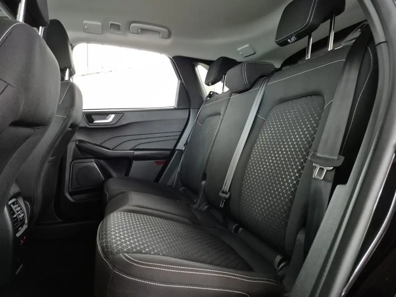 Ford Kuga Titanium 1.5 EcoBoost EU6e Aut. NAVI LED RFK — Galería del vehículo 8