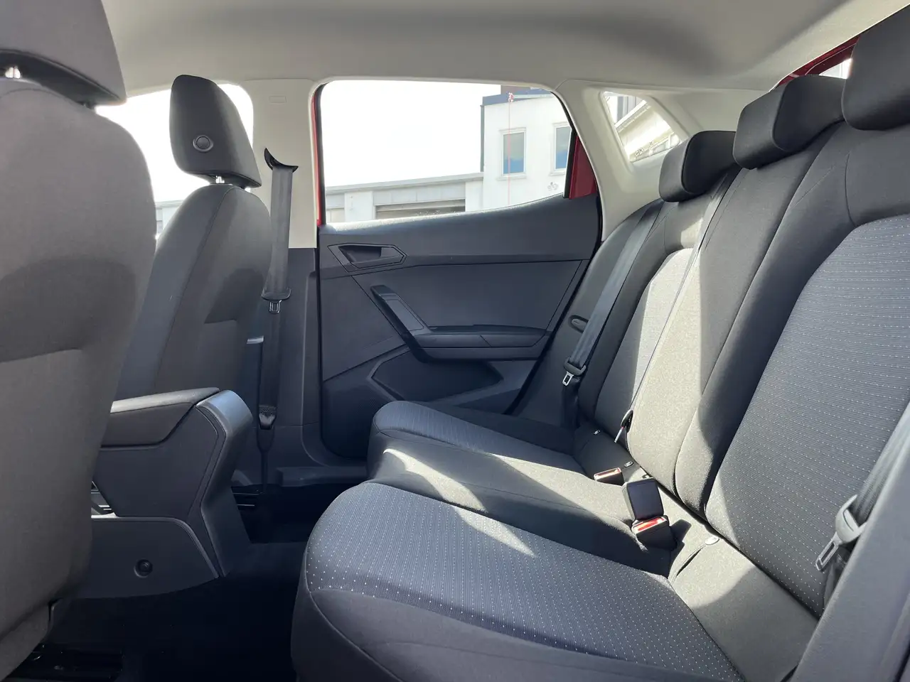 SEAT Ibiza 1.0 TSI DSG Style 141€ m.20% Anz. Navi ACC LED R — Galerie du véhicule 17