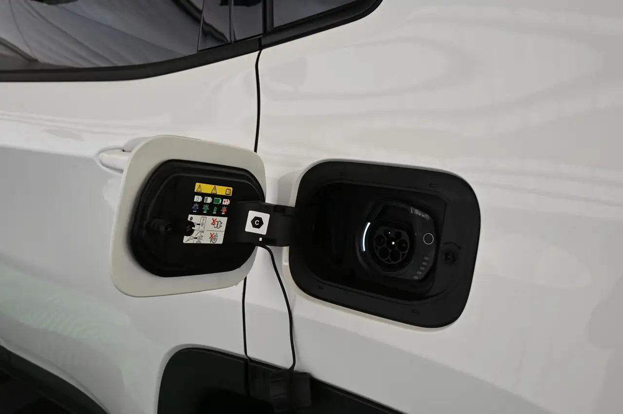 Jeep Compass 1.3 PHEV 240 4xe Trailhawk LED/LEDER/ACC/17 — معرض صور السيارة 39