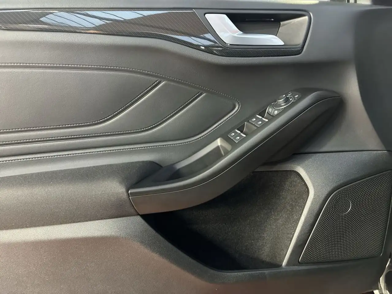 Ford Focus Turnier ST-LINE X 1.0 EcoBoost Hybrid — معرض صور السيارة 15