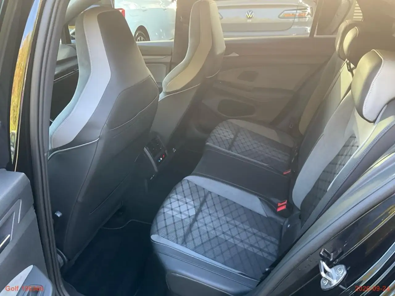 Volkswagen Golf 1.5 eTSI DSG R-Line Black Style AHK, RFK, H/K, ... — Vehicle gallery 7