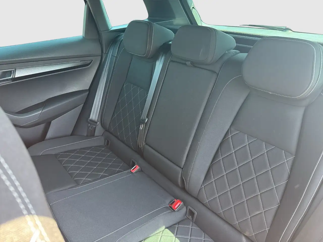 Skoda Karoq 1.5 SPORTLINE CAM ACC LM18 MATRIX E-KLAPPE — Galería del vehículo 10