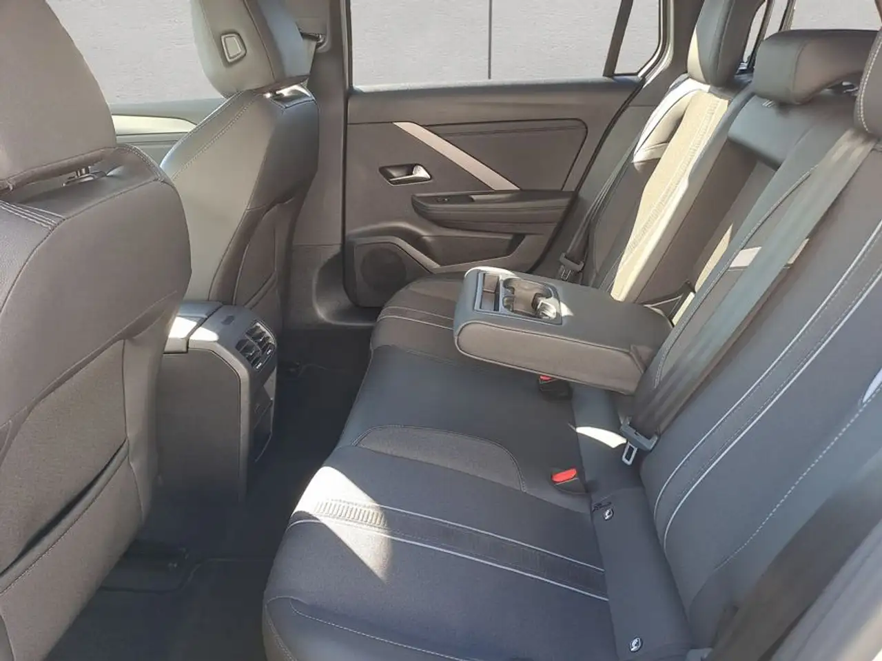 Opel Astra Sports Tourer 1.2 Turbo Automatik GS NAVI — معرض صور السيارة 18