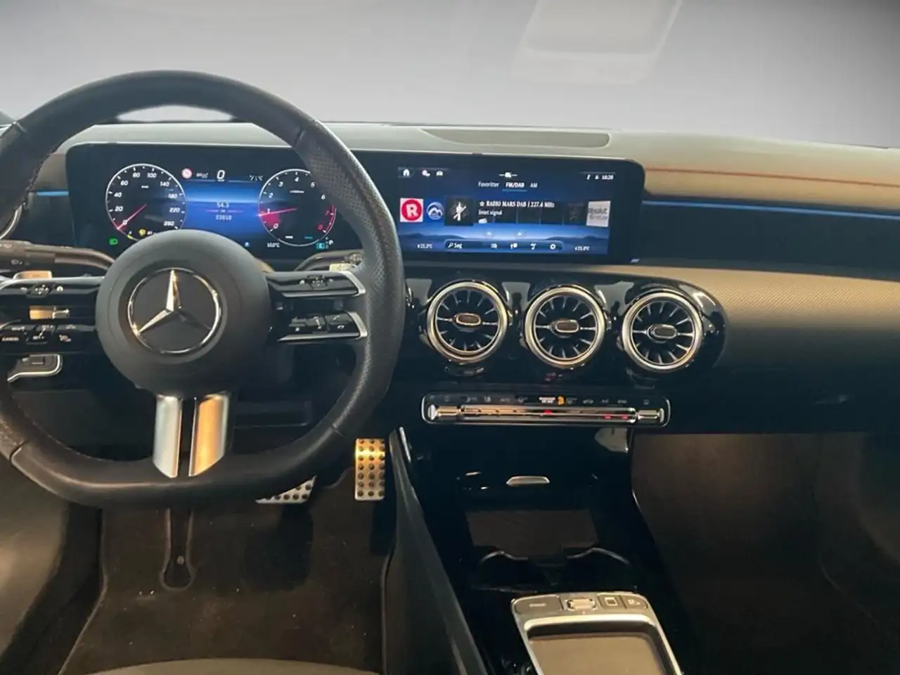 Mercedes-Benz CLA 200 AMG Style Coupé AHK AUT DynLicht Kam. LM — معرض صور السيارة 9