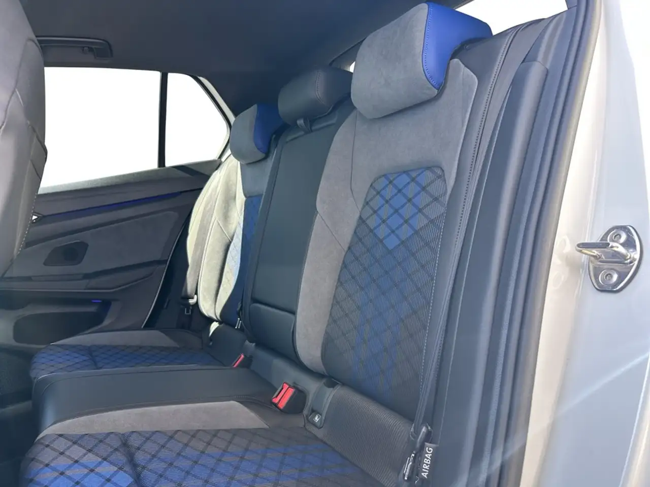 Volkswagen Golf VIII 2.0 TSI DSG 4Motion R DCC PANO*IQ-LIGHT*HE... — معرض صور السيارة 17