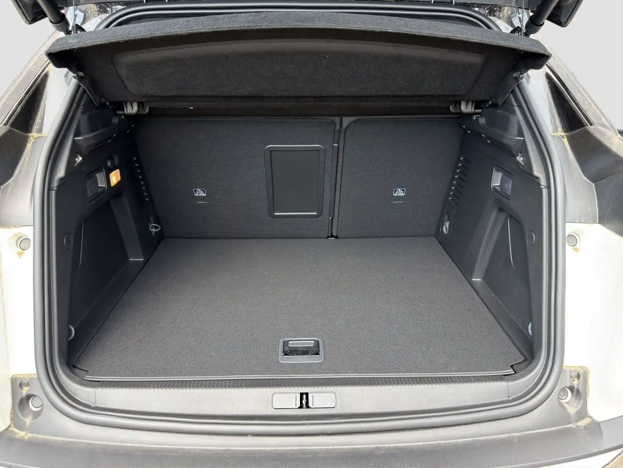 Peugeot 3008 Hybrid4 300 GT Navi ACC Night Vision Focal — Galerie du véhicule 14