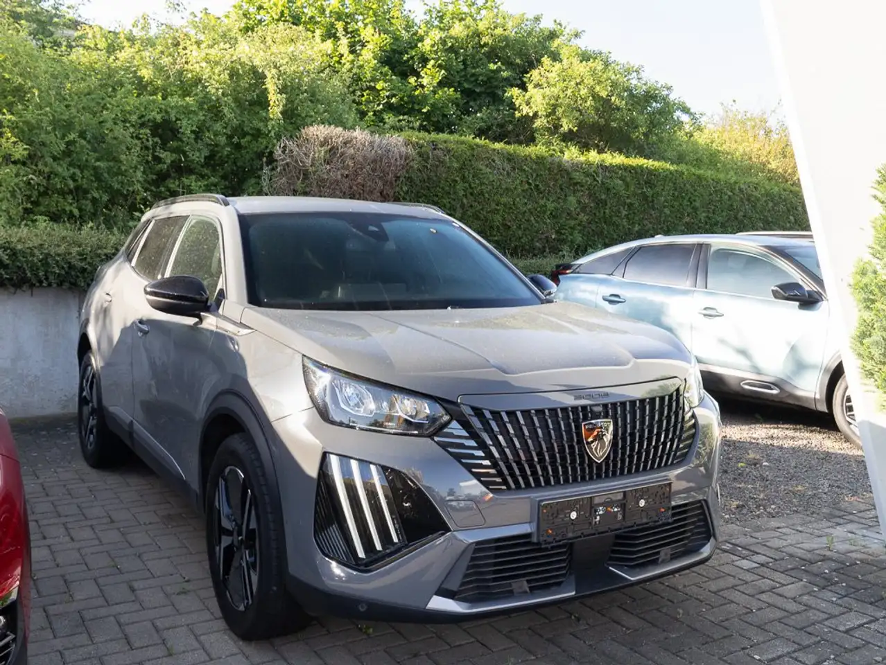 Peugeot 2008 PureTech 130 Allure +AHK+ACC+NAVI+SHZ+ — Galerie du véhicule 3