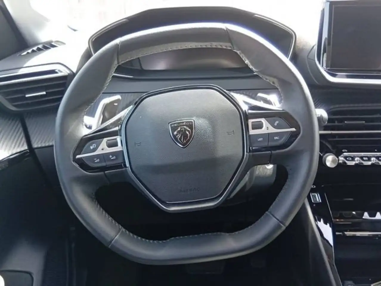 Peugeot 208 HYBRID 100 eDCS6 Allure — معرض صور السيارة 9