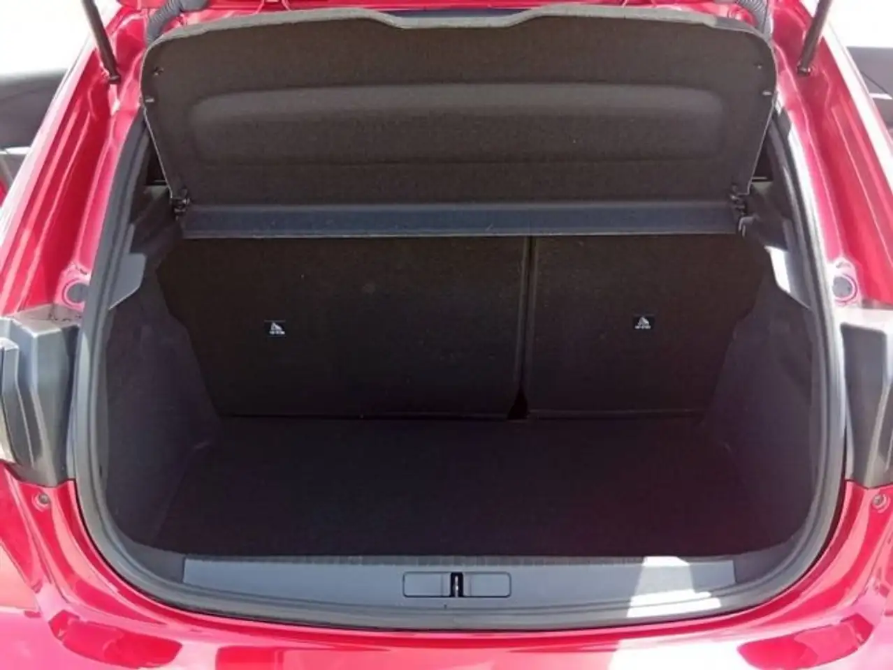 Peugeot 208 HYBRID 100 eDCS6 Allure — معرض صور السيارة 6