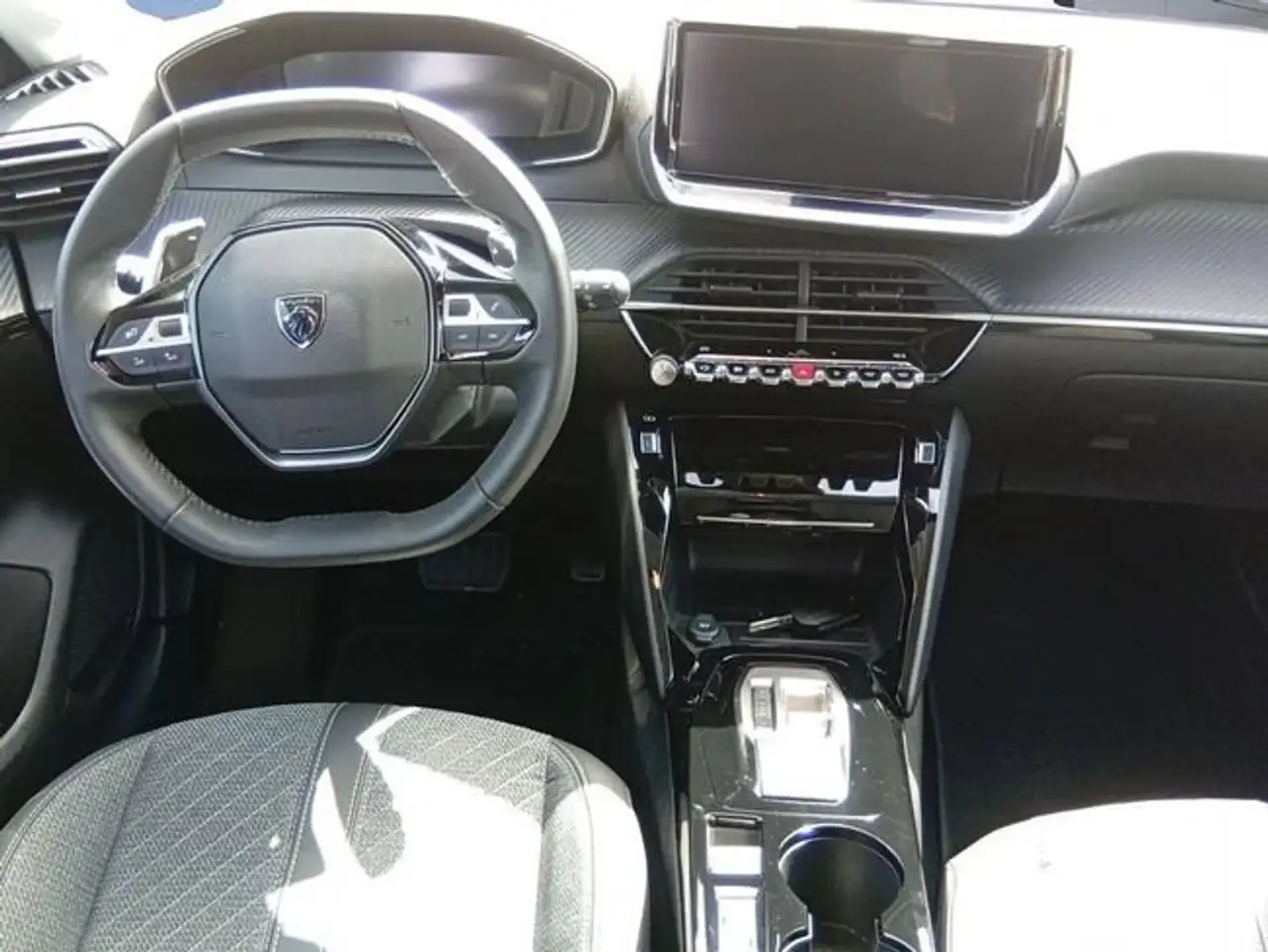 Peugeot 208 HYBRID 100 eDCS6 Allure — معرض صور السيارة 8