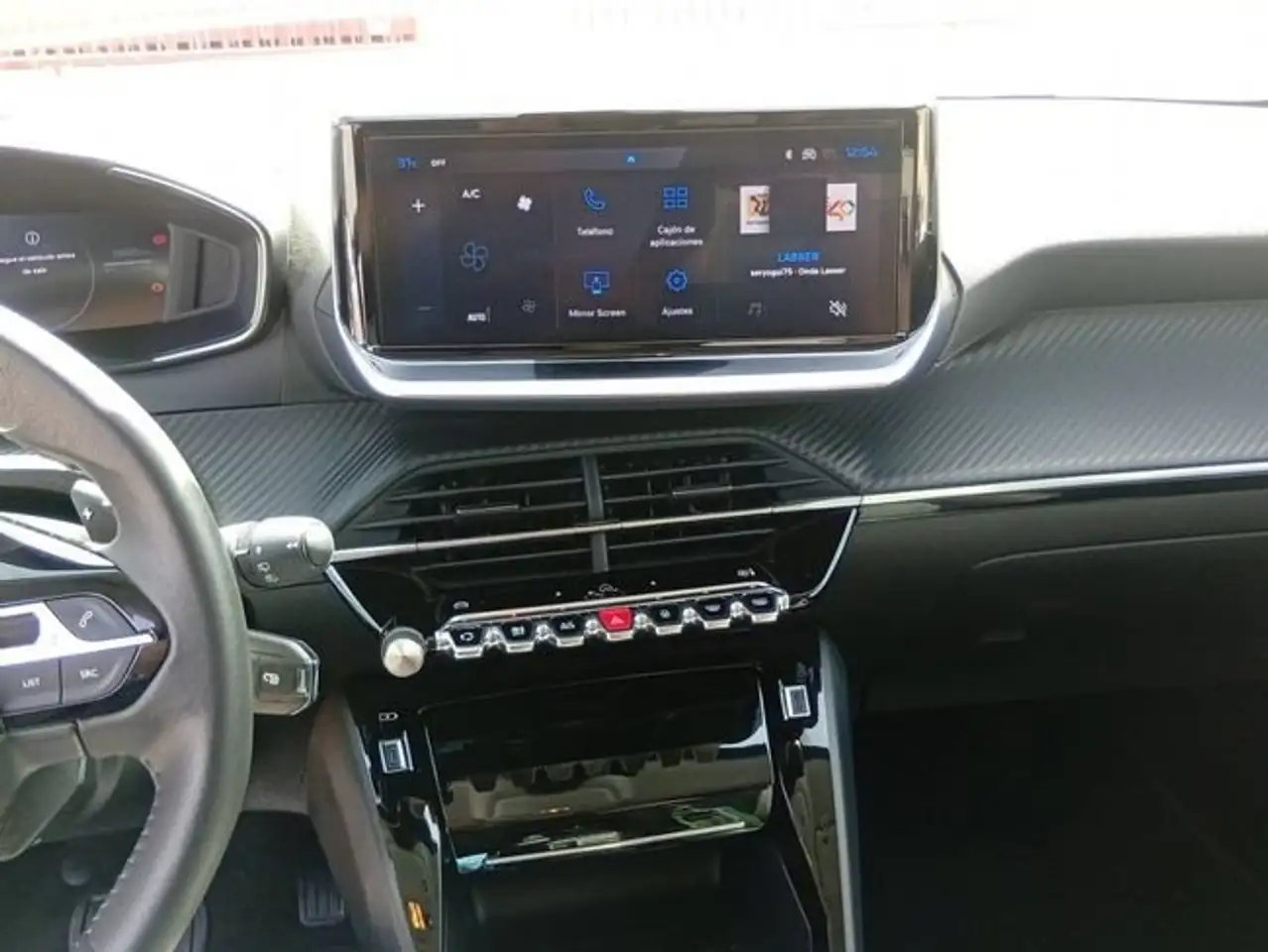 Peugeot 208 HYBRID 100 eDCS6 Allure — معرض صور السيارة 15