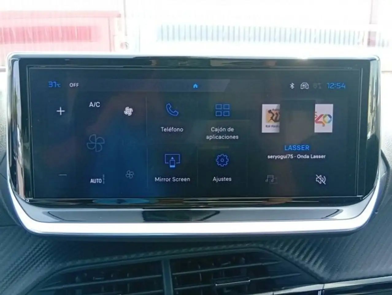 Peugeot 208 HYBRID 100 eDCS6 Allure — معرض صور السيارة 14