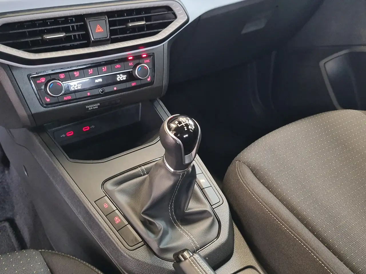 SEAT Ibiza 1.0 TSI Style+SHZ+CLIAMTR+LED+PDC+FULLLINK+LMFELG — Galería del vehículo 24
