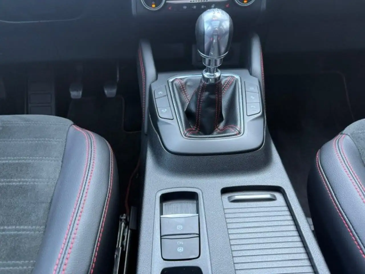 Ford Kuga ST-Line X — معرض صور السيارة 14