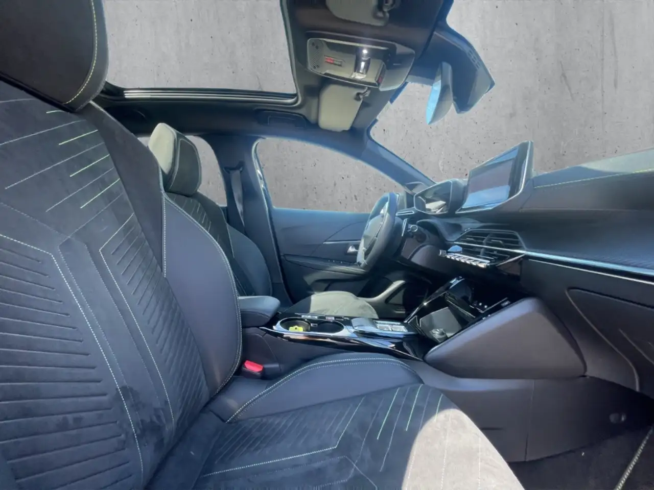 Peugeot 208 GT HYBRID 136 e-DSC6 Panorama 360 Kamera LED Apple — Galerie du véhicule 13