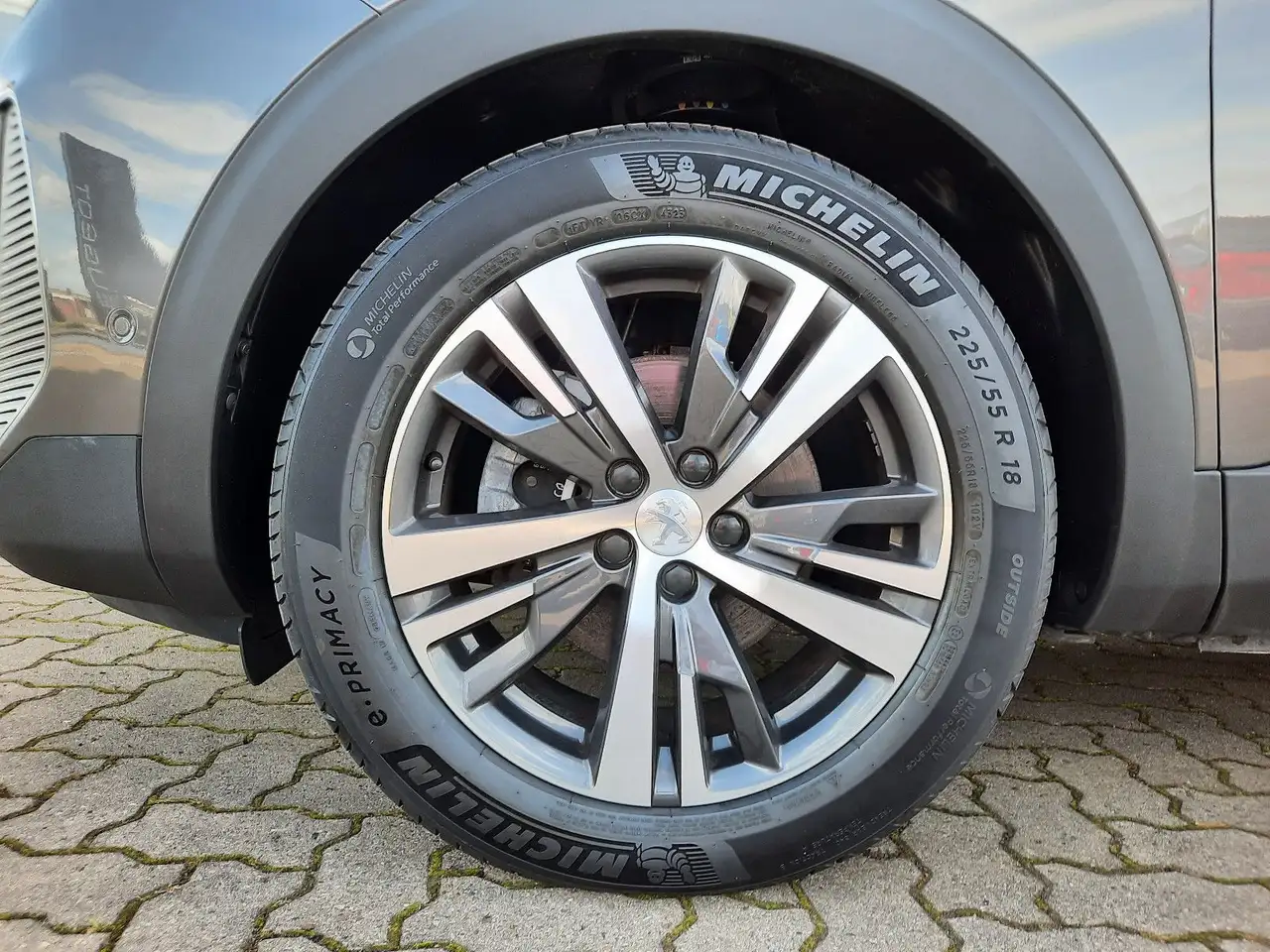 Peugeot 5008 Allure Pack eDSC 7 SITZE NAVI SH 360° KAM — Vehicle gallery 6