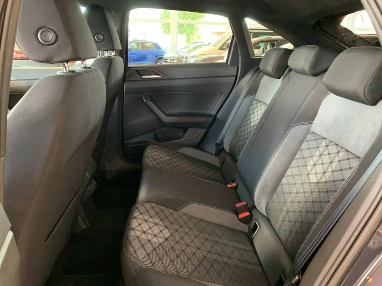Volkswagen Taigo R-Line TSI 85 kW (116 PS) 6-Gang NAVI SHZ BT — Galería del vehículo 10