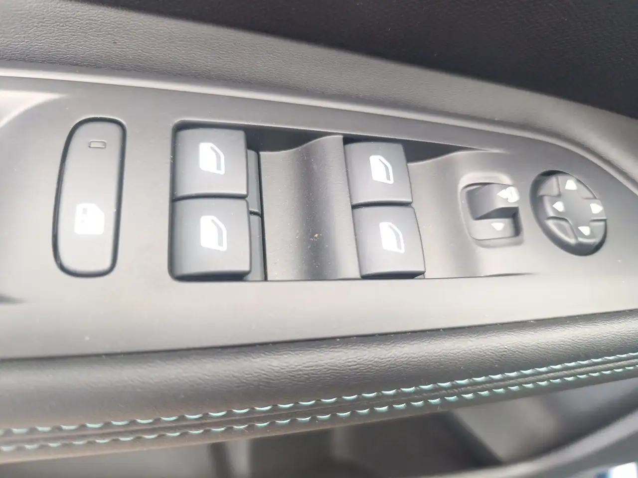Peugeot 3008 1.2 PureTech 130 Allure Pack ACC KeyLess LED — Galería del vehículo 20