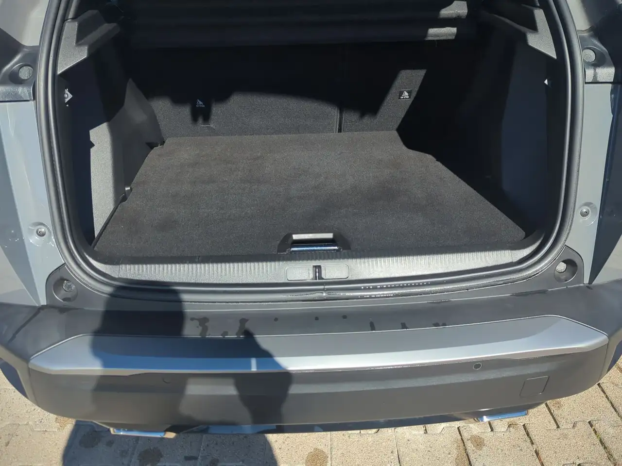 Peugeot 2008 1.2 PureTech 130 Allure LED PDC KlimaA AUT — Vehicle gallery 12