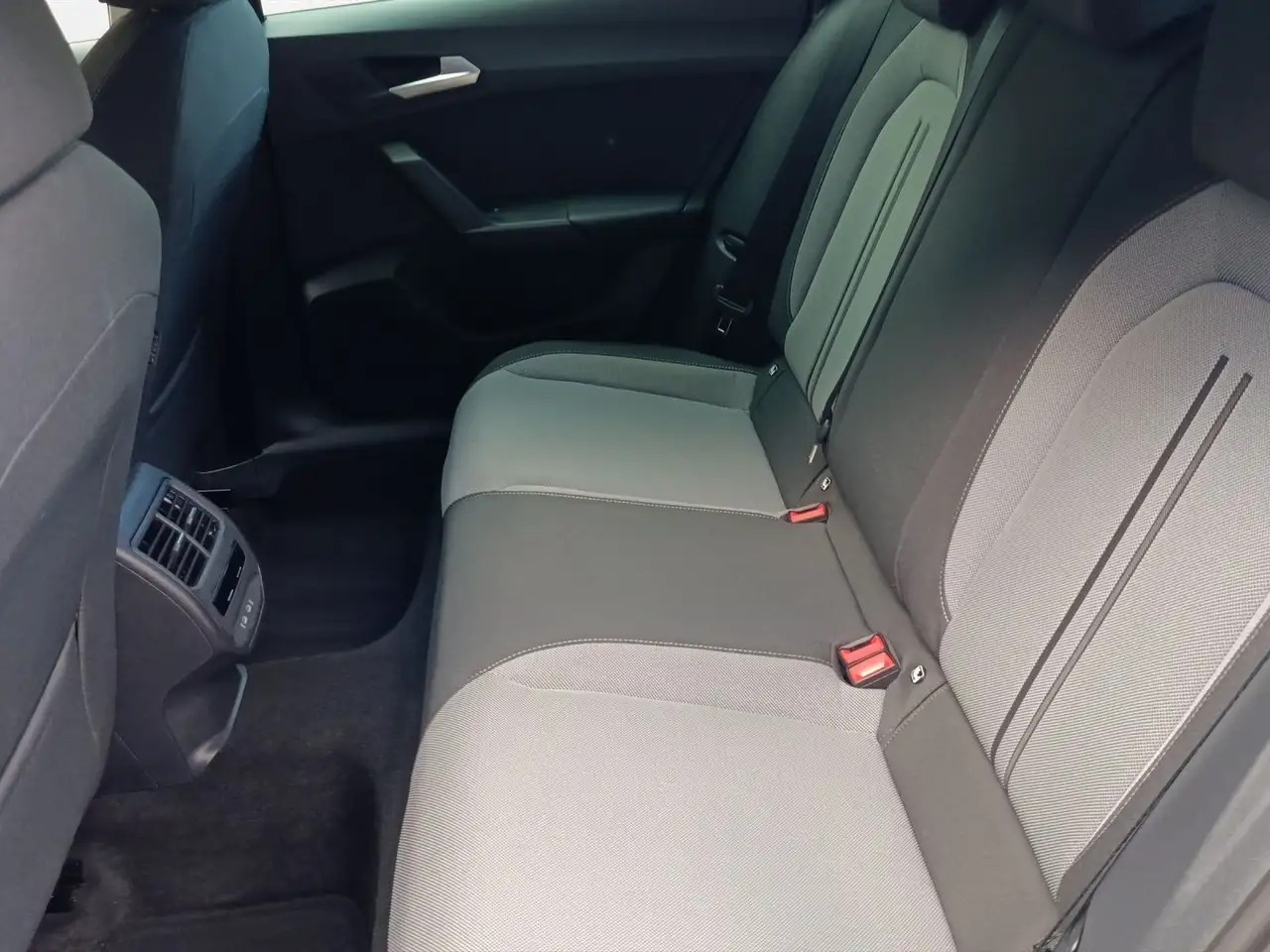 SEAT Leon 1.5 eTSI DSG Style Edition LED PDC+RFK ACC — Vehicle gallery 18