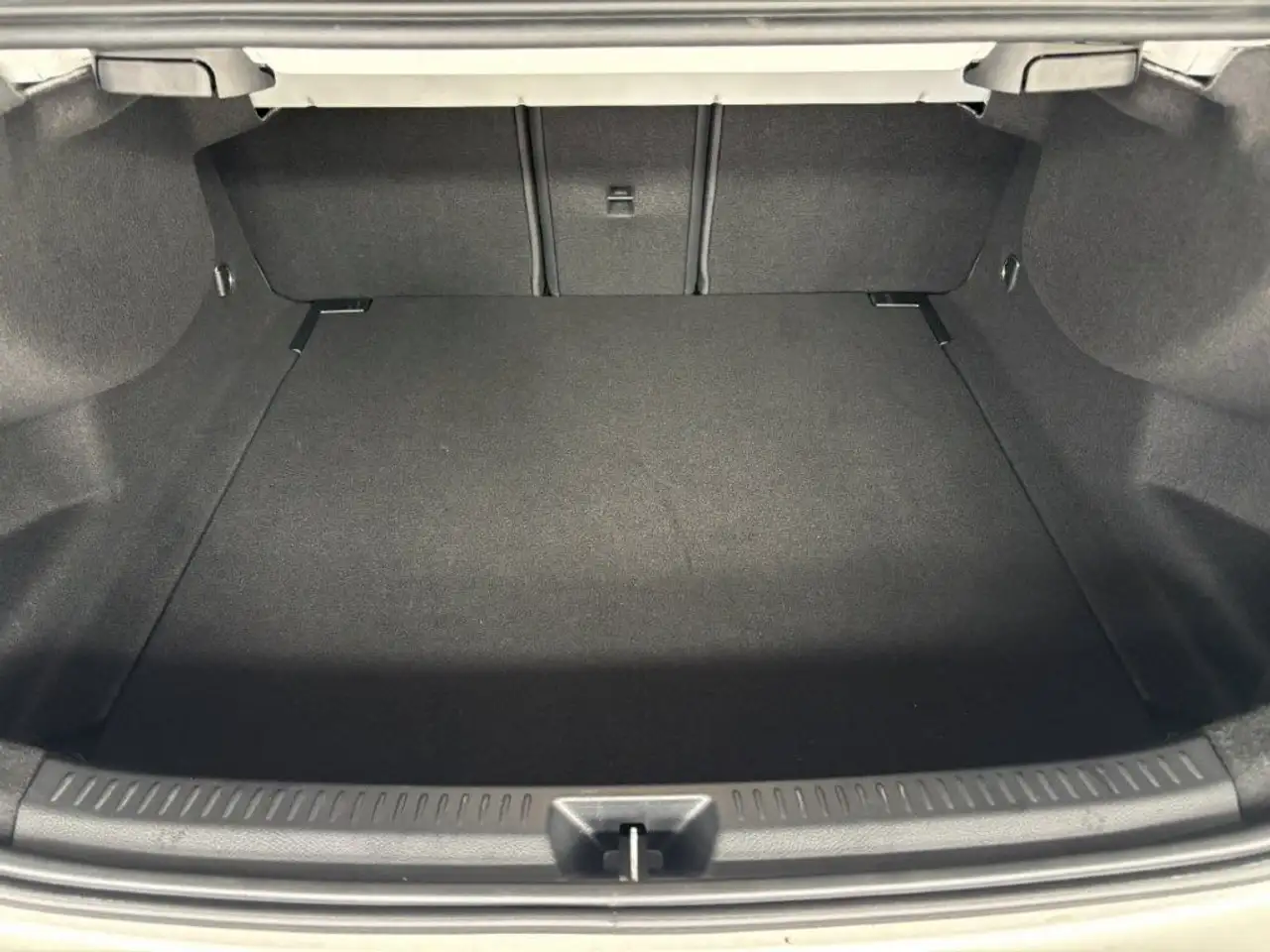 Mercedes-Benz A 180 Limousine Volldigital RFK Winter MBUX DAB — Galerie du véhicule 6
