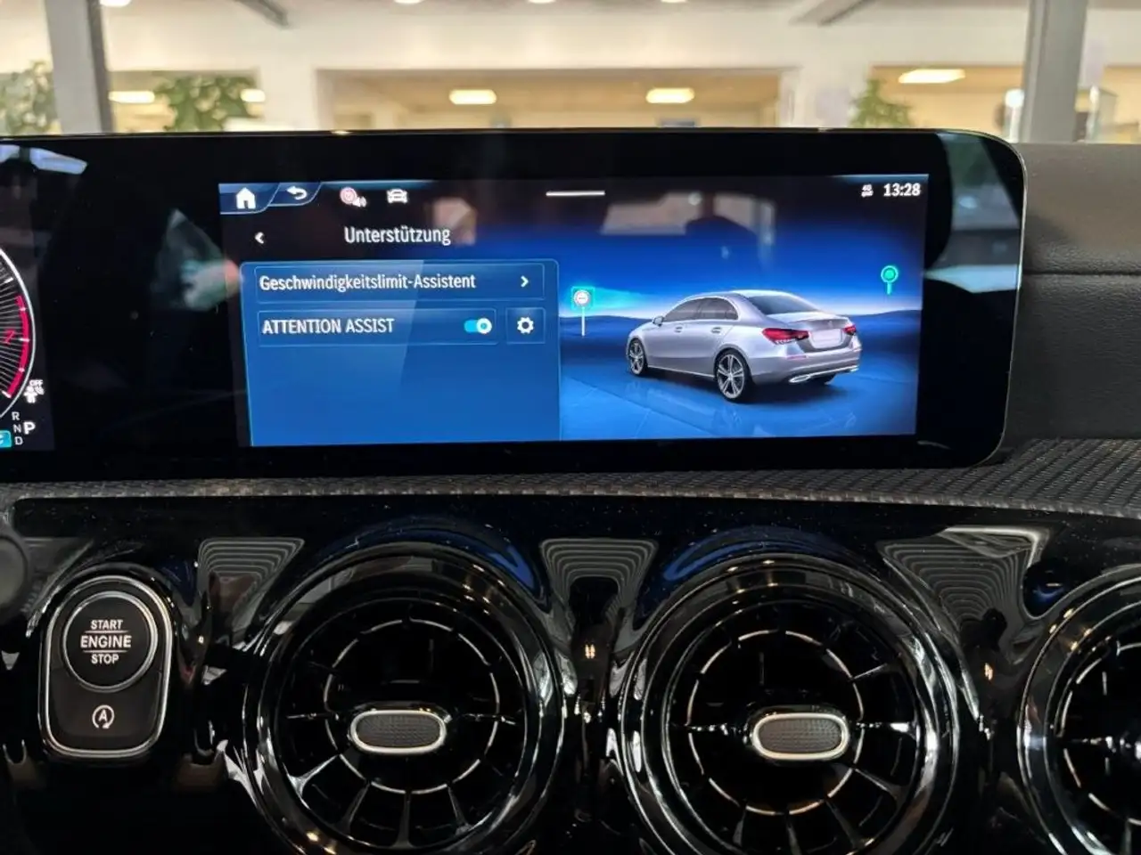 Mercedes-Benz A 180 Limousine Volldigital RFK Winter MBUX DAB — Galerie du véhicule 14