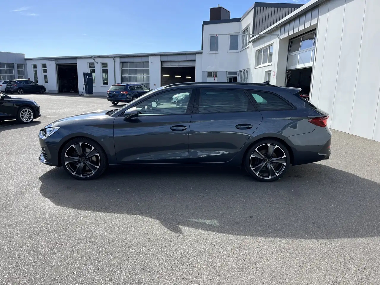 CUPRA Leon SP 2.0 TSI DSG VZ 4Drive 175€ m.20% Anz. Navi AC — معرض صور السيارة 3