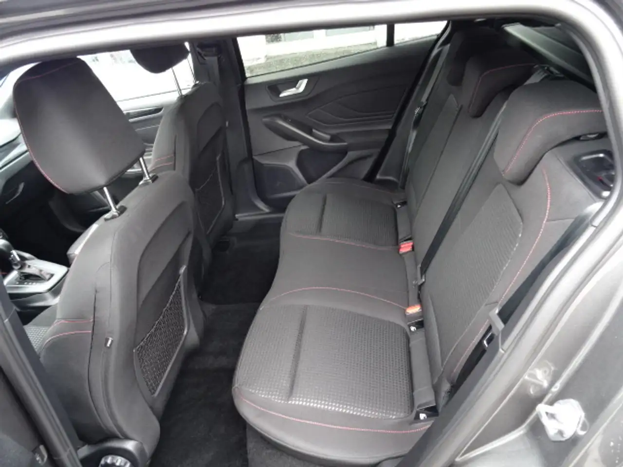 Ford Focus 1.0 Ecoboost Hybrid Turnier ST-Line Autom. — معرض صور السيارة 7