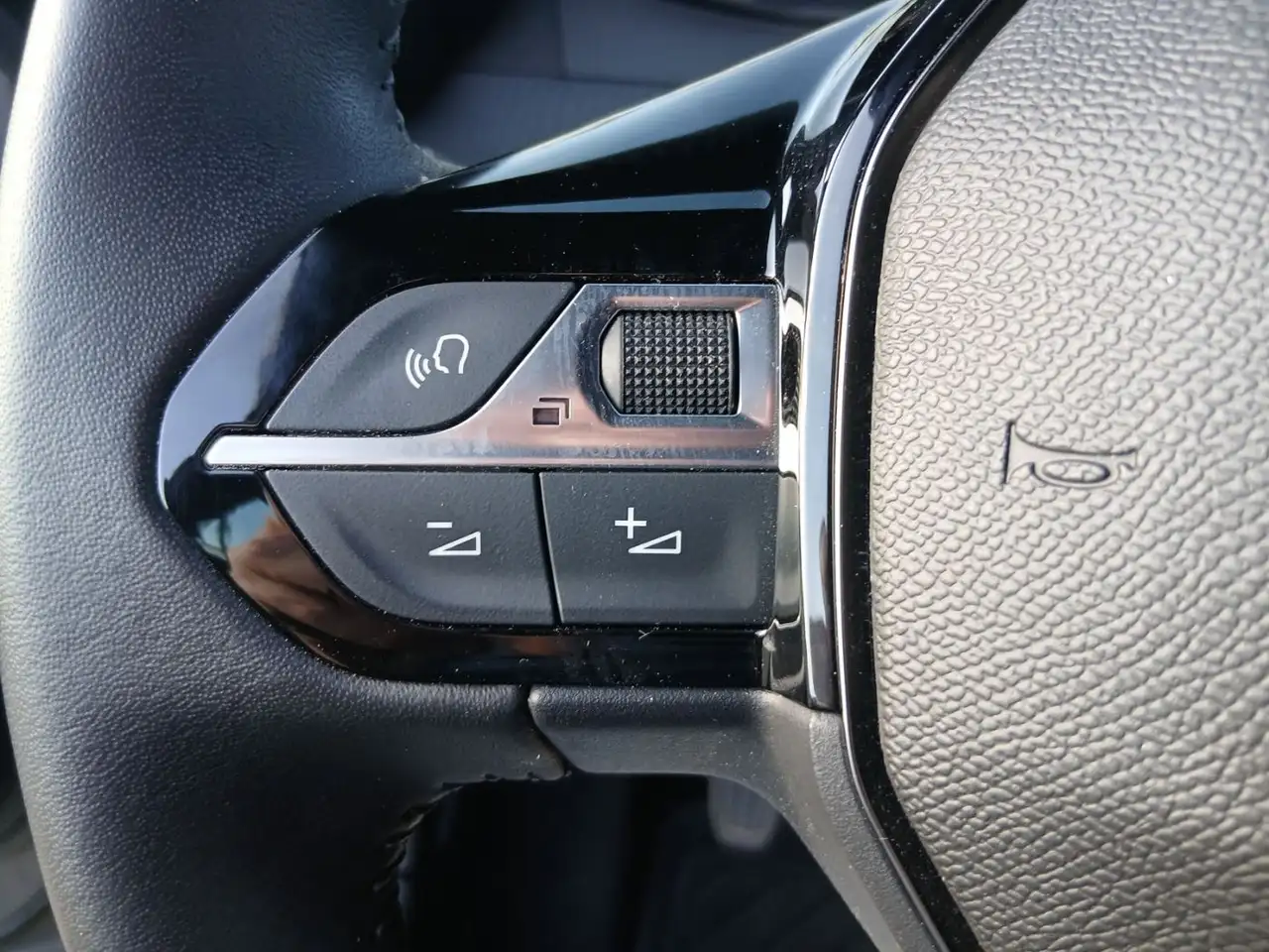 Peugeot 2008 1.2 PureTech 100 ACTIVE LED+Navi+SHZ+Kamera — Vehicle gallery 18