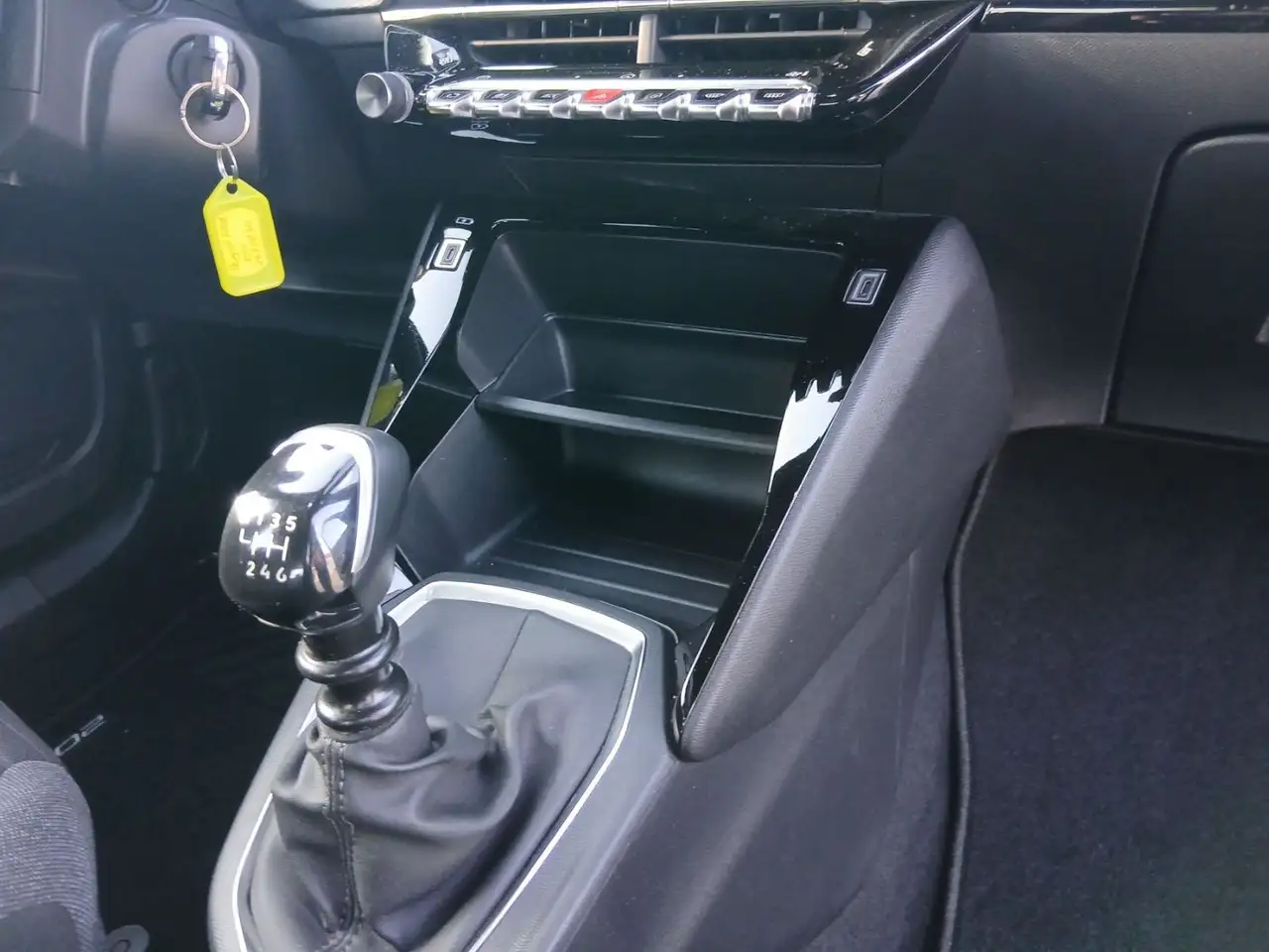 Peugeot 2008 1.2 PureTech 100 ACTIVE LED+Navi+SHZ+Kamera — Vehicle gallery 20