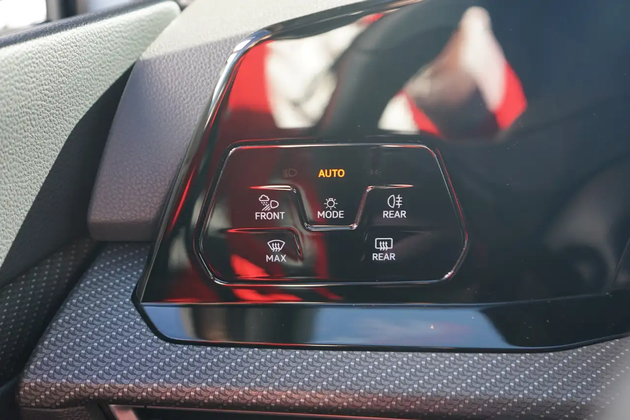 Volkswagen Golf VIII Variant R-Line eTSI LED Navi Kamera — معرض صور السيارة 24