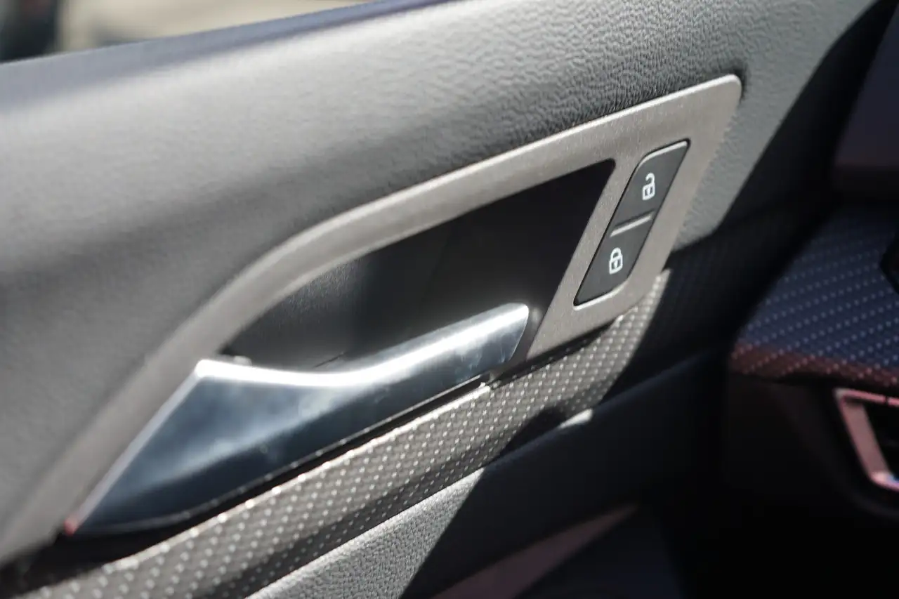 Volkswagen Golf VIII Variant R-Line eTSI LED Navi Kamera — معرض صور السيارة 22